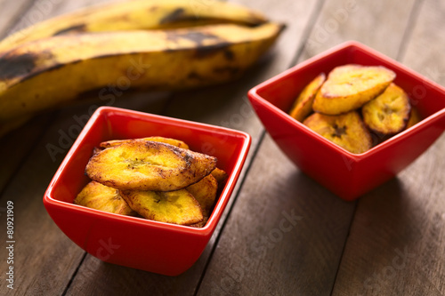 Foto Fried slices of the ripe plantain in small red bowls