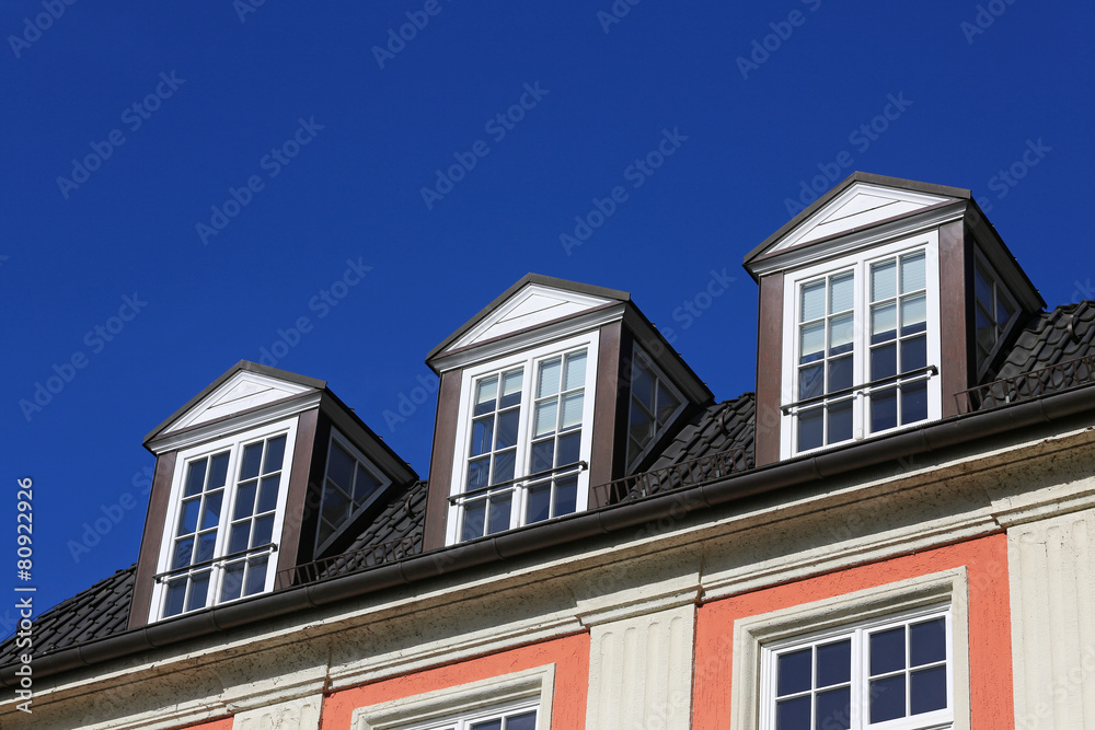 3 Giebelgauben mit Sprossenfenstern 3 Giebelgauben mit Sprossenfenstern