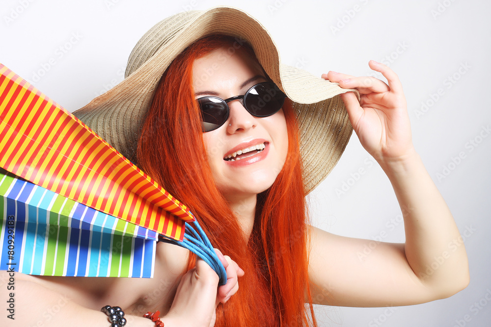 Fototapeta premium redhair shopping woman wearing sunglasses and hat