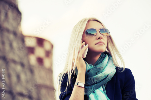 Blond fashion business woman calling on the cell phone outdoor © Wrangler
