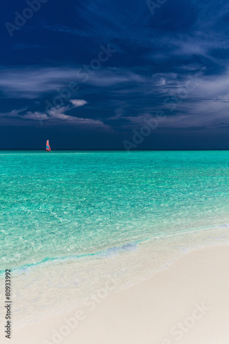 Fototapeta Naklejka Na Ścianę i Meble -  Paradise beach in Maldives with single red sail boat