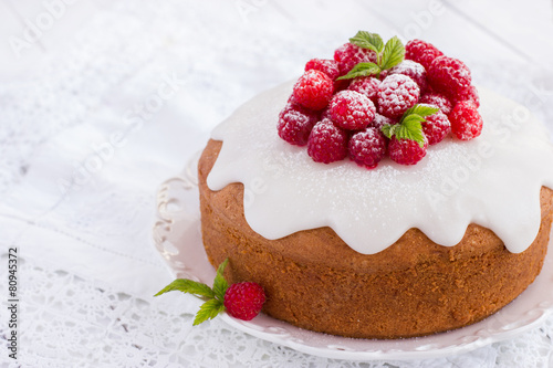 Vászonkép raspberry cake with sugar icing