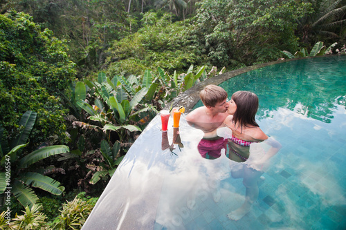 Canvas Print honeymooners couple at pool nea hotel