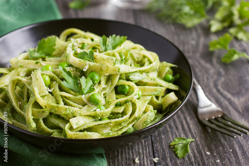 Tela Tagliatelle pasta with spinach and green peas pesto