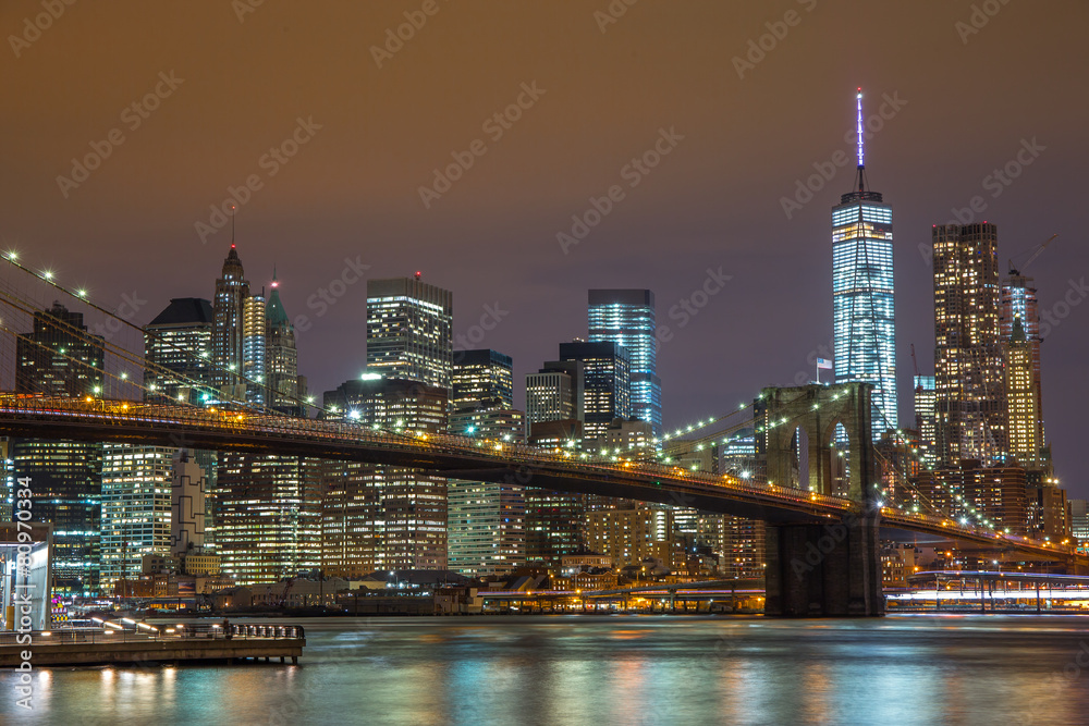 Obraz premium New York City Manhattan Brooklyn Bridge nocna panorama
