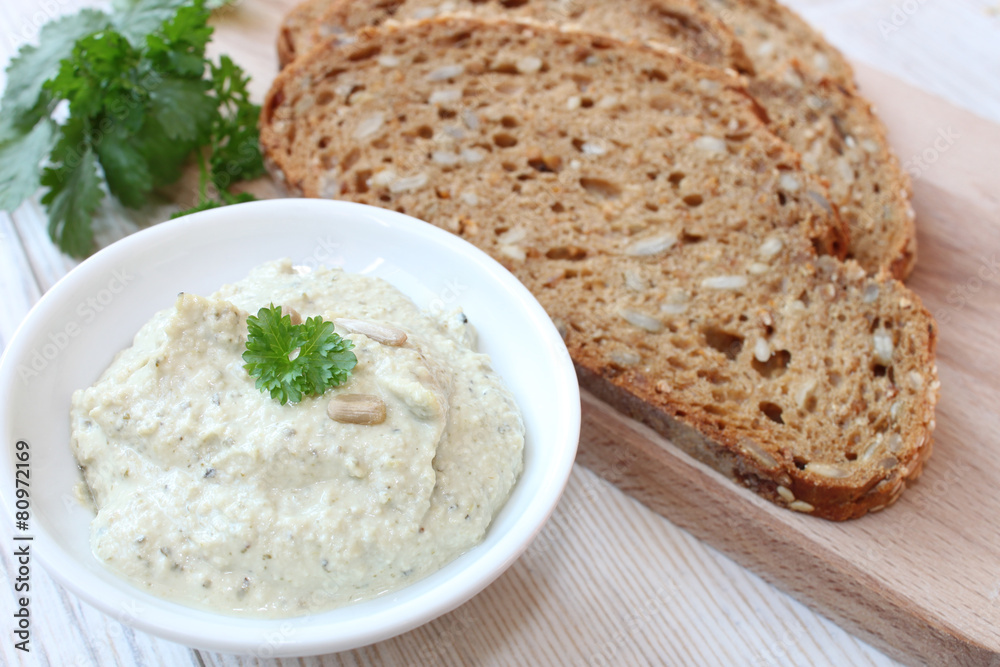Vegetarischer Brotaufstrich mit Kräutern Vegetarischer Brotaufstrich mit Kräutern