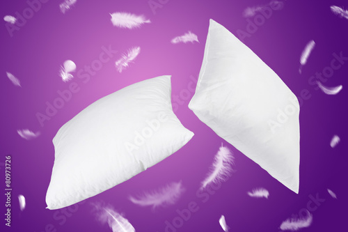 Foto White pillow feathers fly