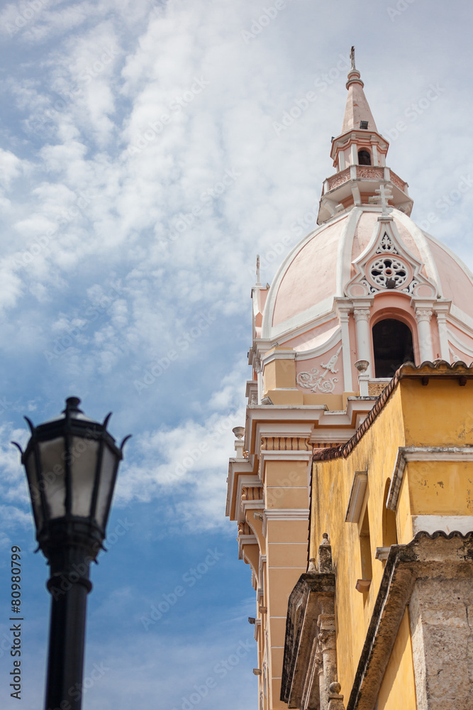 Antiguo farol en la ciudad amurallada de Cartagena de Indias con la famosa  Catedral de Santa Catalina de Alejandría al fondo en Colombia Stock Photo |  Adobe Stock