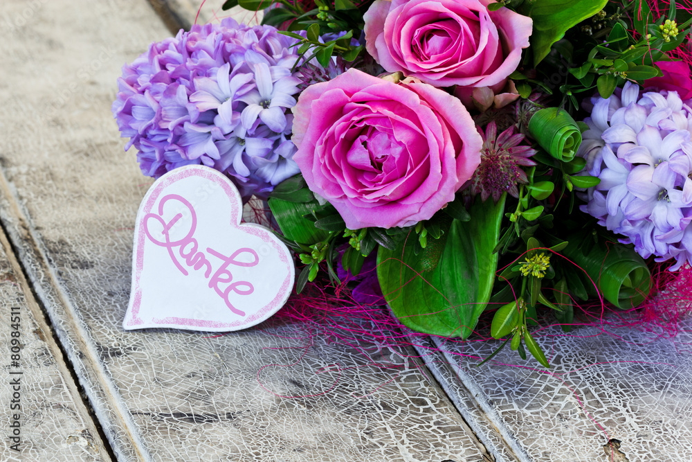 Obraz premium Frühlingsstrauß mit Herz, Danke
