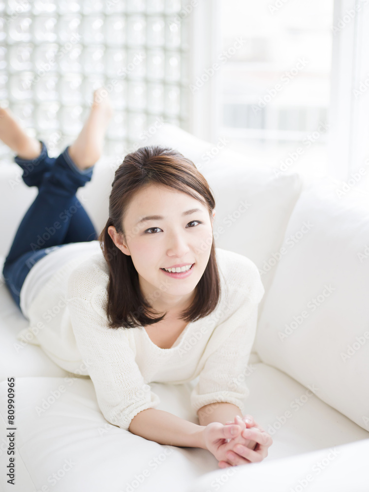 ソファでくつろぐわかいじょせい