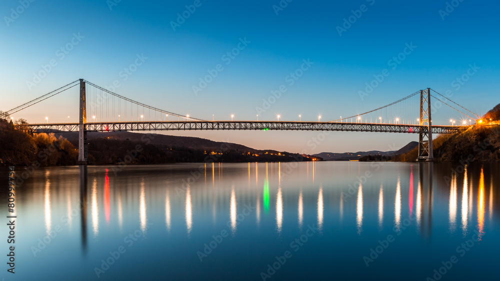 Obraz premium Bear Mountain Bridge at dusk.