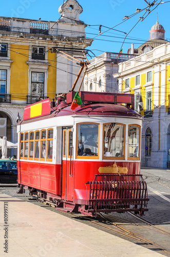 Tradycyjni żółci tramwaje na ulicie w Lisbon, Portugalia