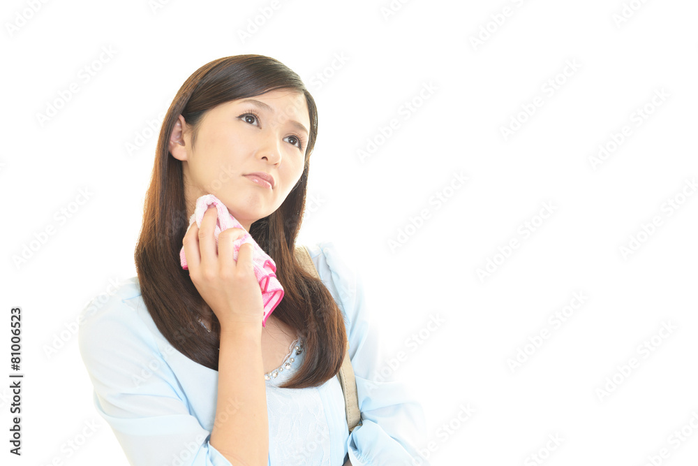 汗を拭く女性