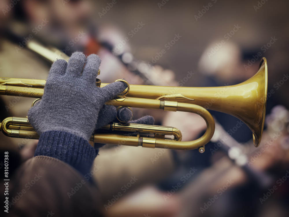 Obraz premium Artisti di strada che suonano la tromba per strada