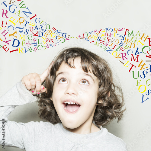 Foto Niña y letras de color en aspa
