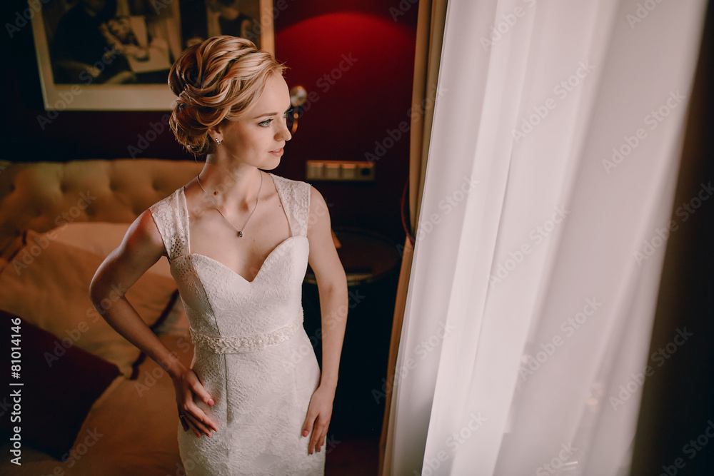 Fototapeta premium morning bride in hotel room