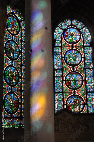 Reflets des vitraux de la basilique Saint-Denis
