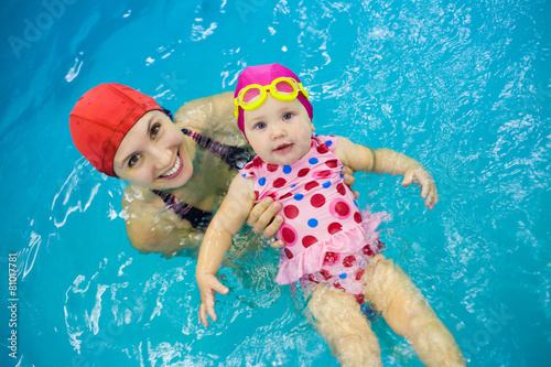 Obraz na płótnie baby girl swimming w salonie