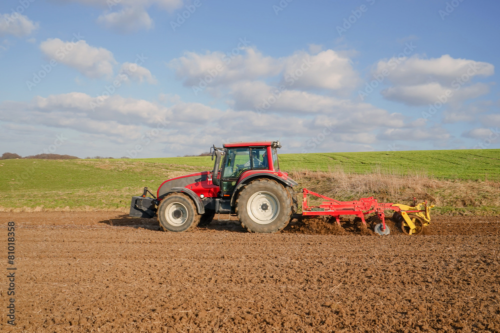 Ackerbau, Traktor bei der Bodenbearbeitung im Frühling Ackerbau, Traktor bei der Bodenbearbeitung im Frühling
