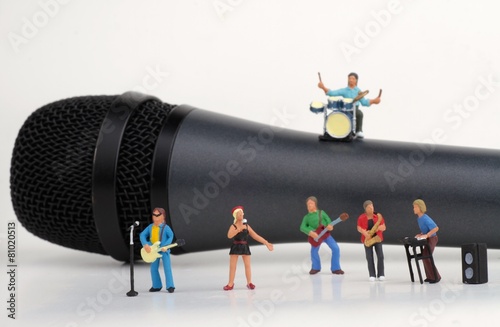 miniatura di un gruppo musicale rock su un microfono