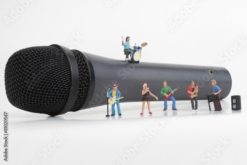 miniatura di un gruppo musicale rock su un microfono