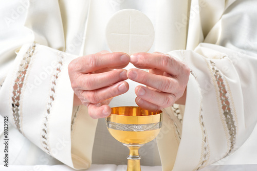 mani con eucaristia