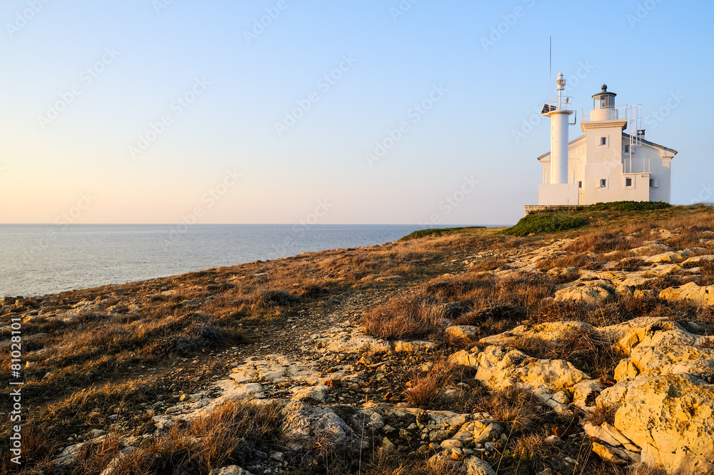 Leuchtturm an der Felsenküste in Kroatien