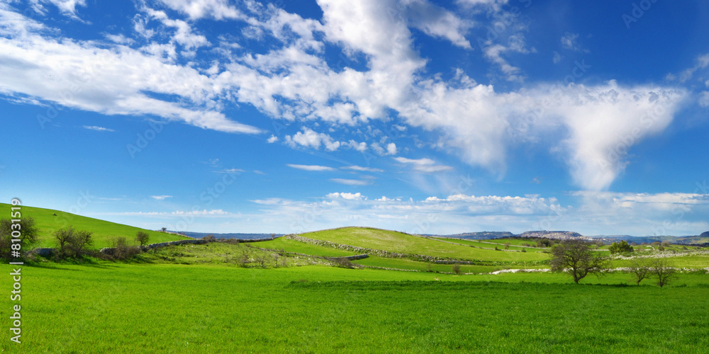 Colline verdi con nuvole nel cielo azzurro Colline verdi con nuvole nel cielo azzurro