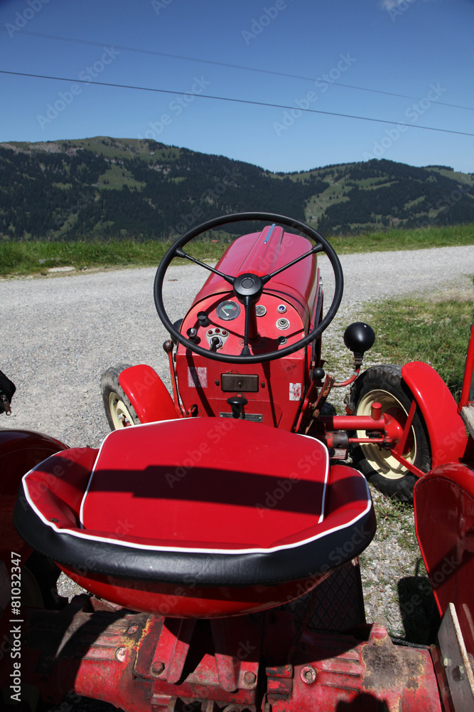 Naklejka premium Oldtimer Traktor in den Bergen