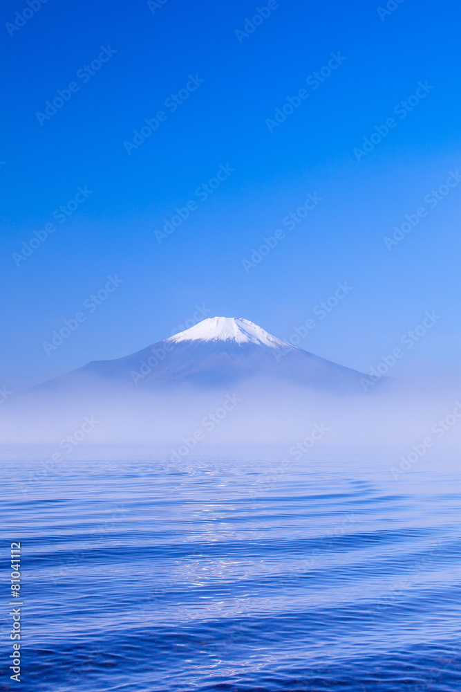 朝霧と波と富士山
