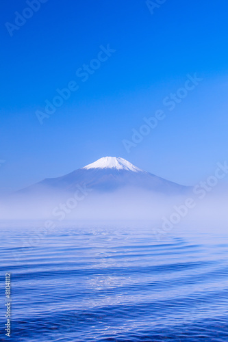 朝霧と波と富士山
