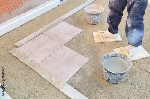 Pose du carrelage sur une terrasse