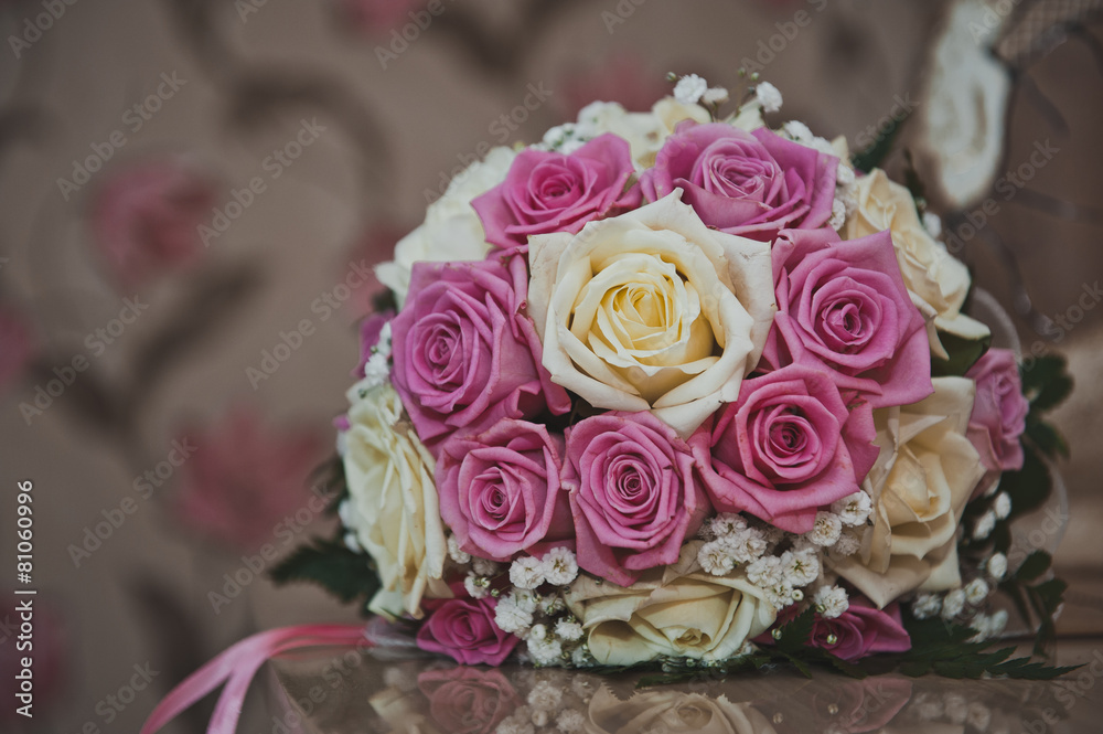 Obraz premium Bunch of flowers from roses on a table 2379.