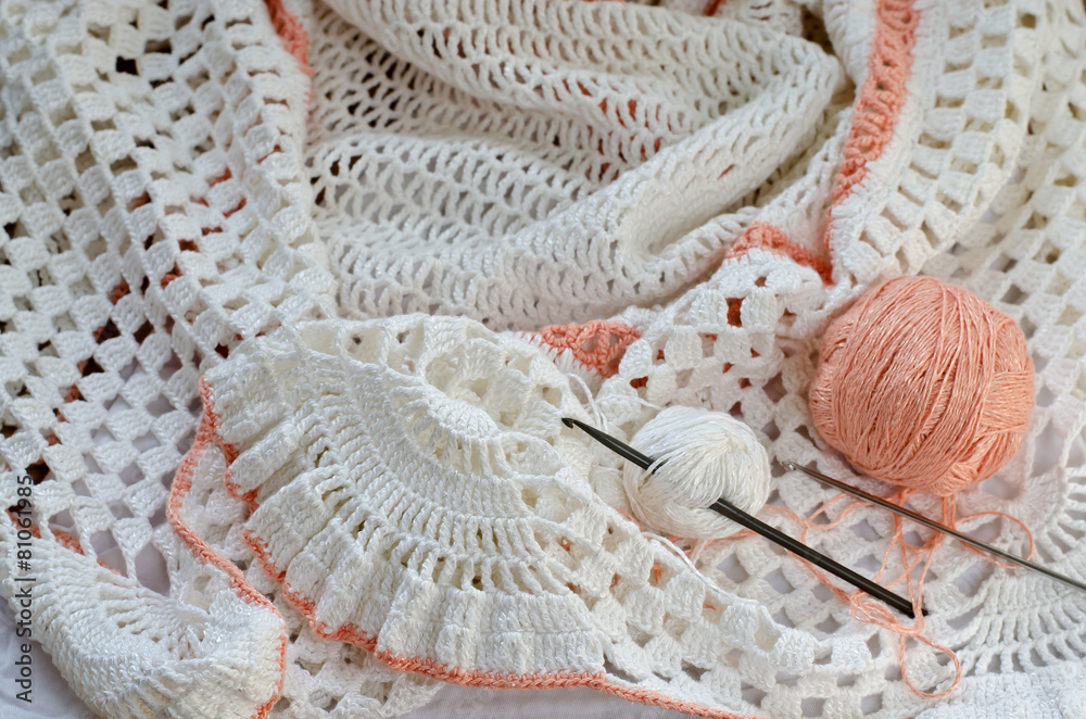 Crochet with white yarn.