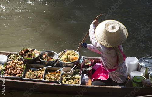 Tableau sur toile Vendor at Damnoen Saduak Floating Market Thailand