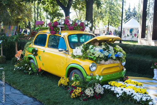 старинный автомобиль, украшенный цветами