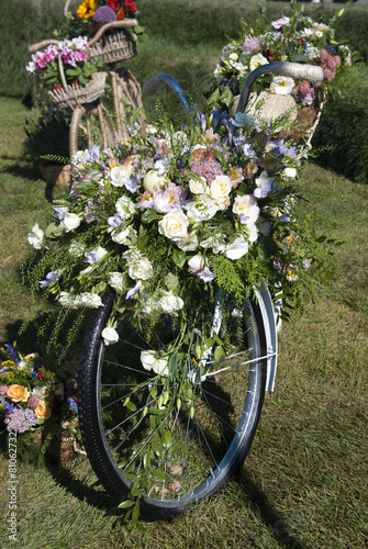 велосипед с корзиной цветов