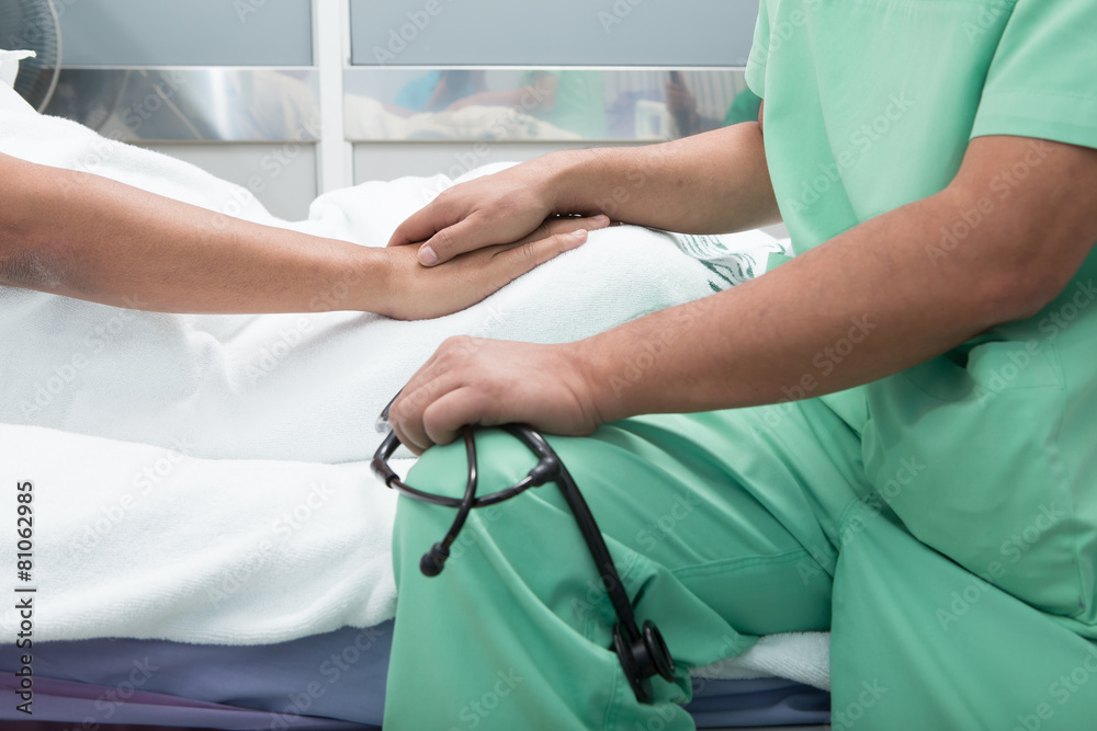 Obraz premium medical doctor holing senior patient's hands