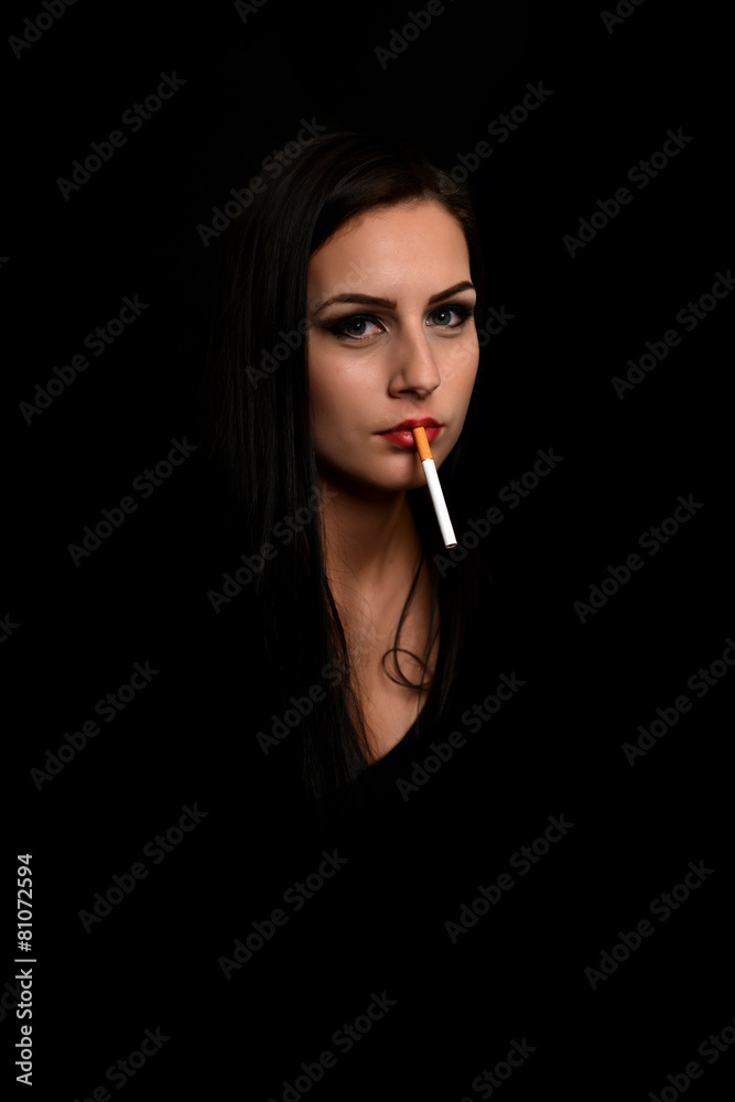 Fototapeta premium Jolie jeune femme fumant cigarette 