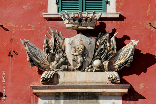 Carrara; stemma su palazzo storico in piazza Alberica photo