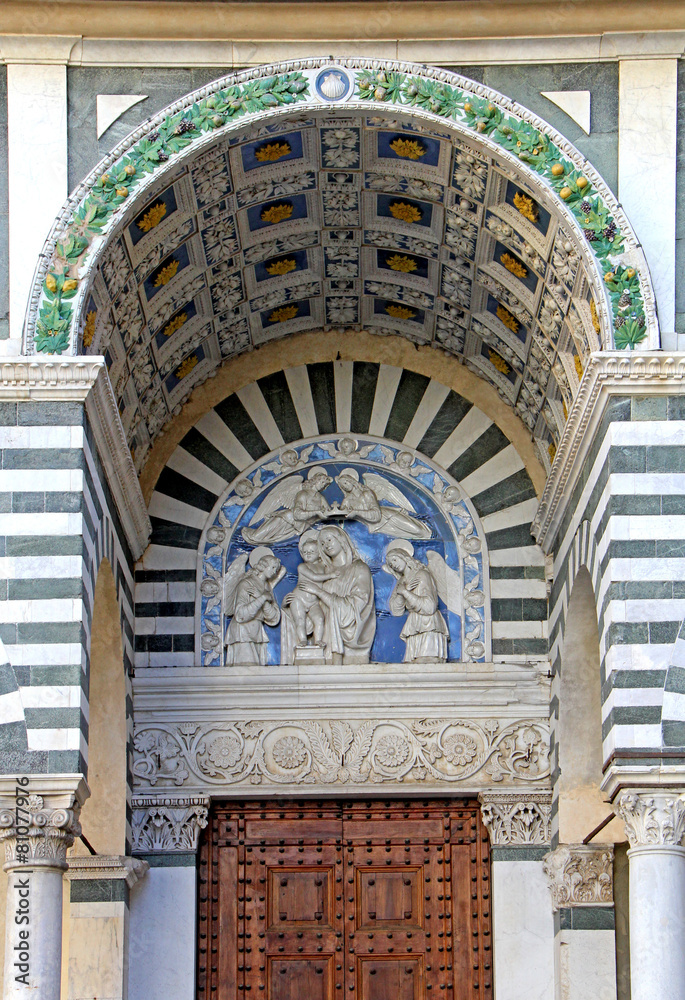 Duomo di Pistoia; protiro del portale maggiore