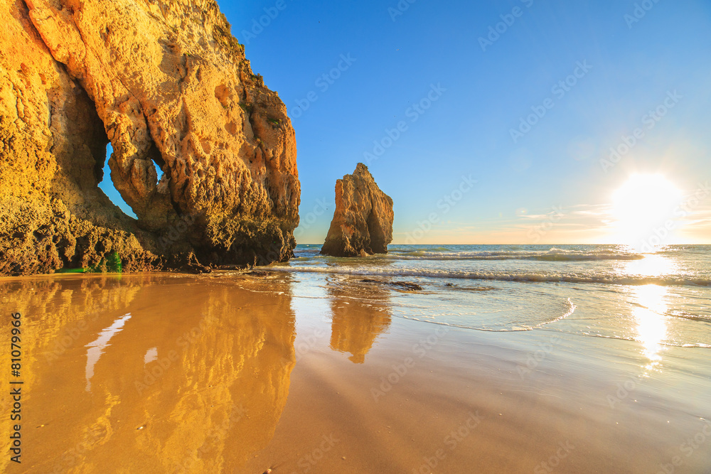 Obraz premium A view of a Praia da Rocha in Portimao, Portugal
