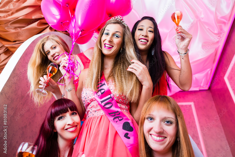 Obraz premium Women having bachelorette party in night club