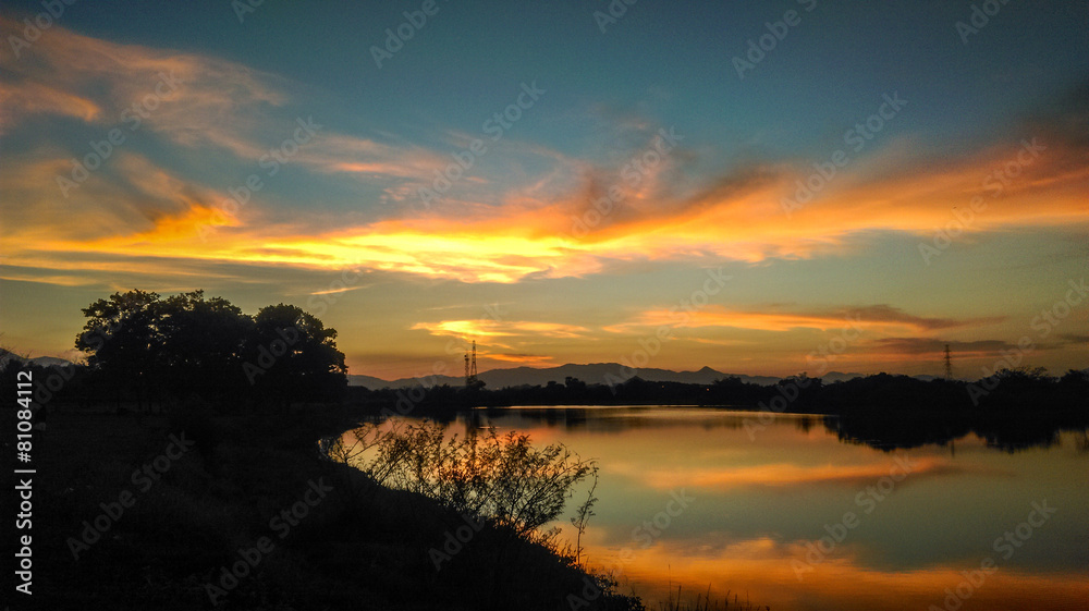 Obraz premium Beautiful lake and sunset