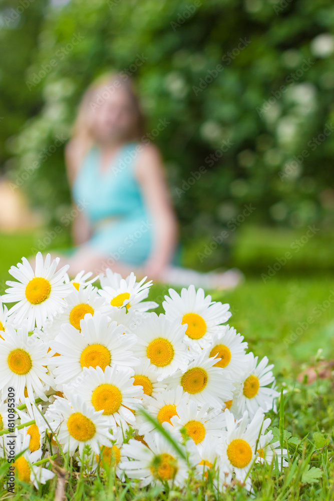 bouquet of white daisies meadow lies on green grass bouquet of white daisies meadow lies on green grass