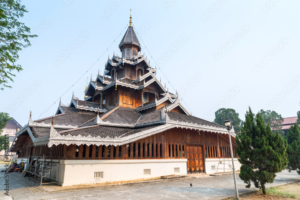 Thai-Burmese fusion art of Maehongson temple