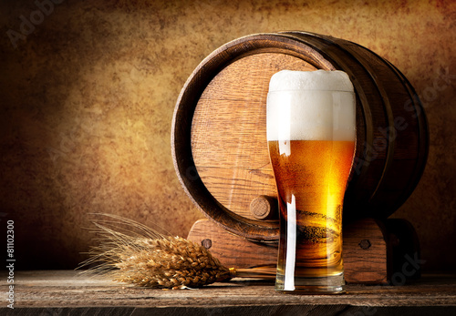 Obraz na płótnie Wooden barrel and beer w salonie