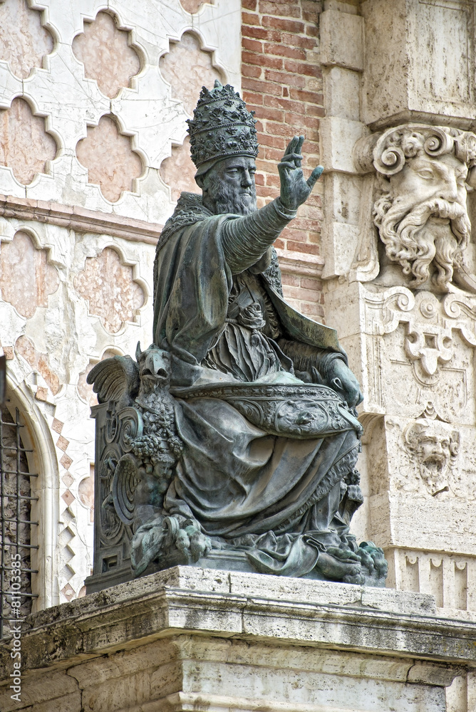 Perugia -Statua di Papa Giulio III