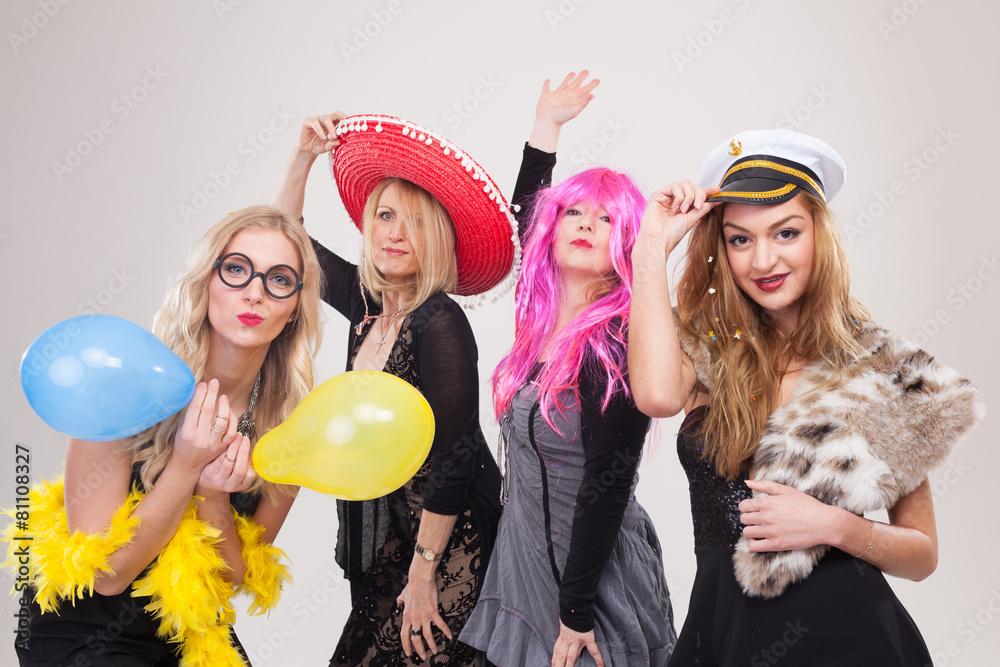 Frauen machen Foto vor Photobooth Frauen machen Foto vor Photobooth