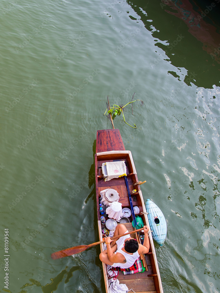 Obraz premium Ampawa Floating Market - March 31, 2015: The most famous floatin